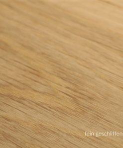 Nahaufnahme einer Eiche Massivholzplatte mit sichtbarer Maserung und Holzstruktur.