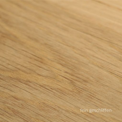 Nahaufnahme einer Eiche Massivholzplatte mit sichtbarer Maserung und Holzstruktur.