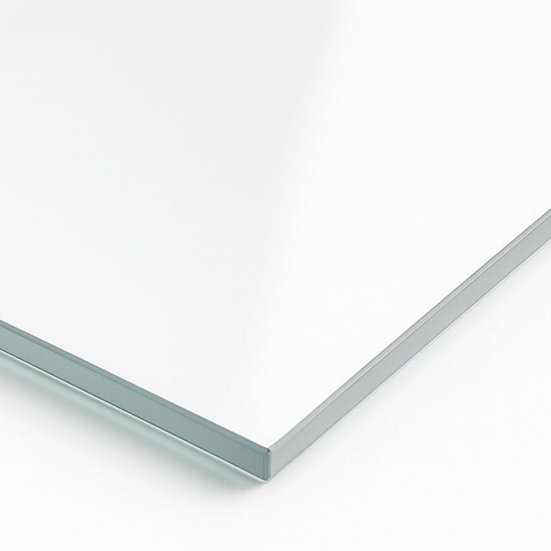 Detailansicht einer klaren Acrylglasplatte mit polierter Kante.