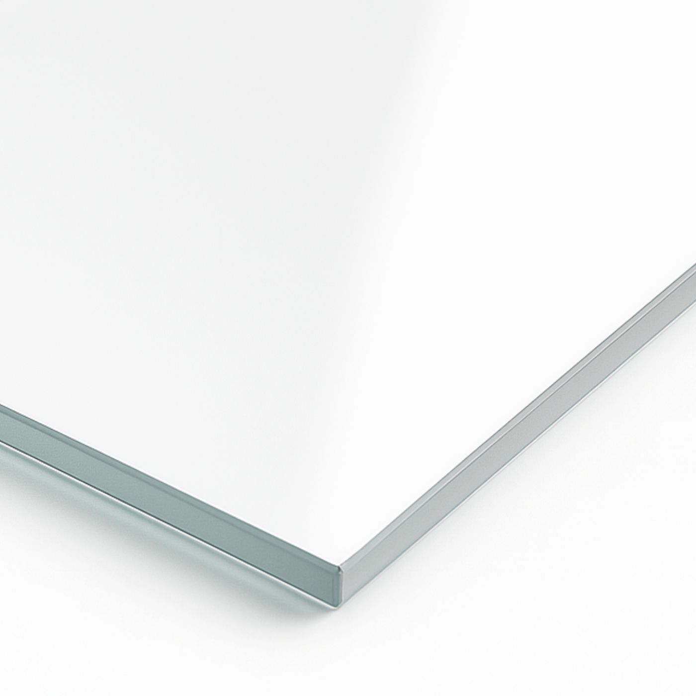 Detailansicht einer klaren Acrylglasplatte mit polierter Kante.