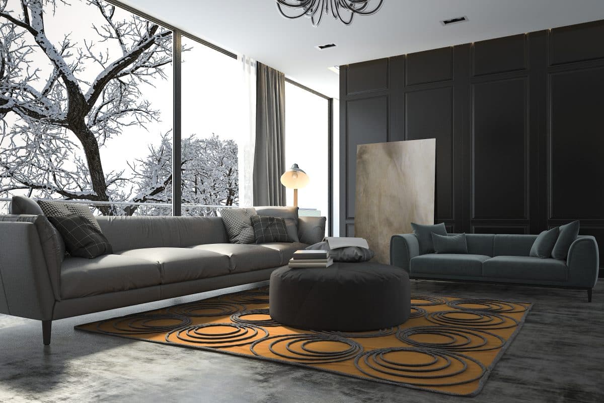 Modernes Wohnzimmer mit großen Fenstern, schlichten Sofas und rundem Teppich.