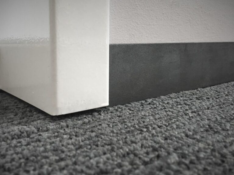 Klare Linien, dezente Farbe – für einen modernen, sauberen Raumabschluss.