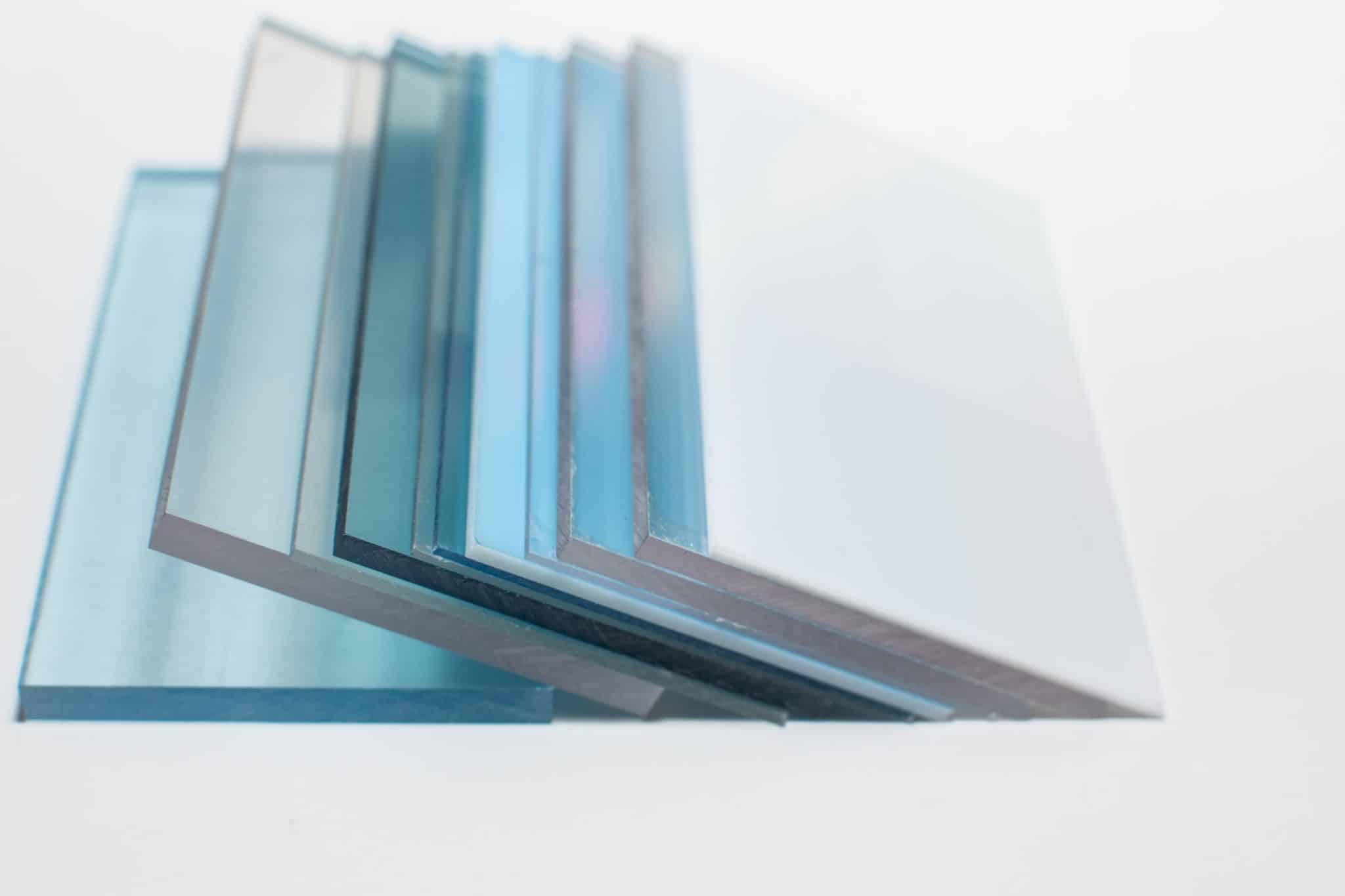 Mehrere Acrylglas-Scheiben stehen geordnet in unterschiedlichen Dikten bereit.