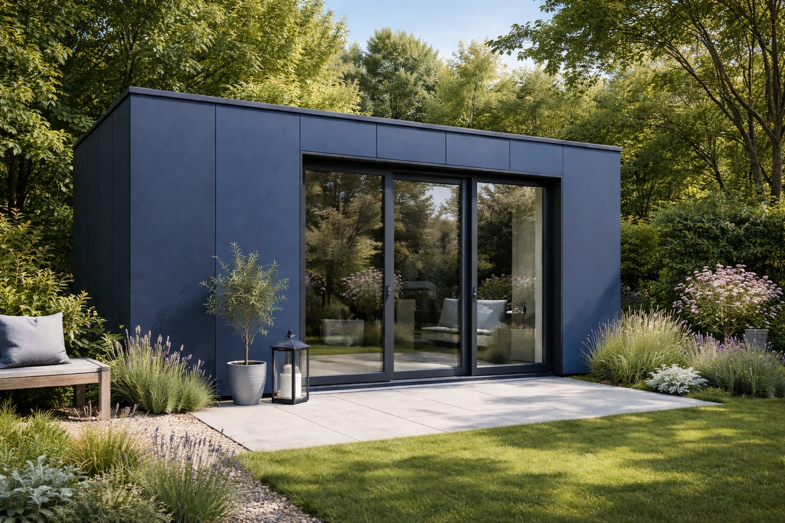 Nebengebäude im Garten mit blauer Aluminiumfassade.