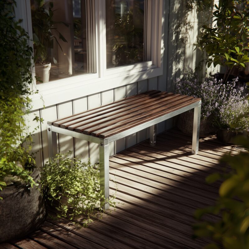 Gartenbank mit stabilem Aluminium-Quadratrohr-Gestell und Holzsitzfläche.