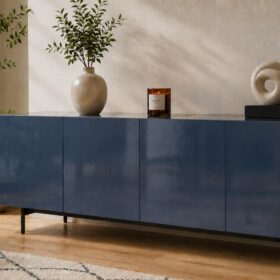 Ein Sideboard hat Fronten aus einem blaufarbigen Aluminium-Farbblech in einem modernen Wohnzimmer.