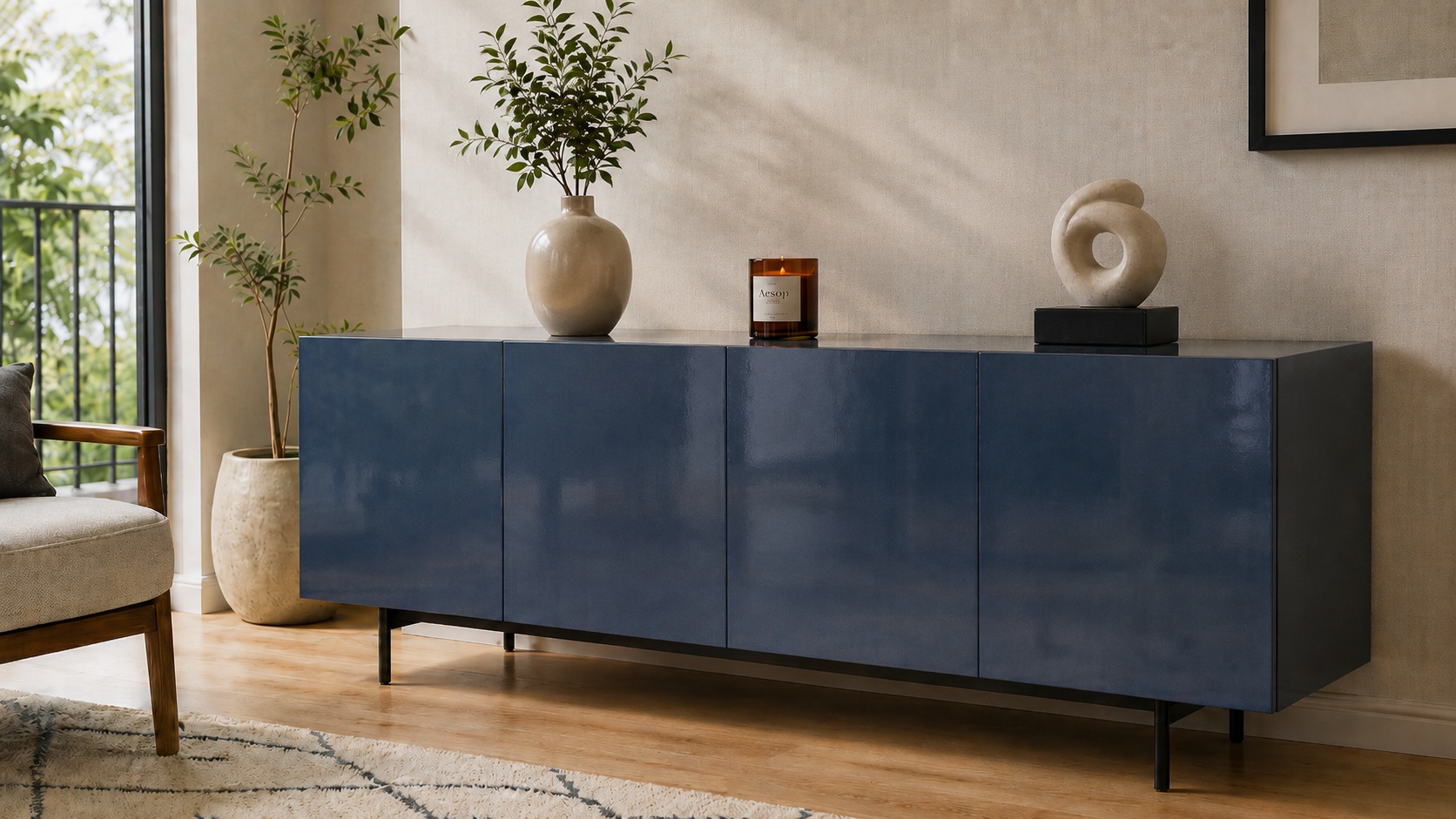 Ein Sideboard hat Fronten aus einem blaufarbigen Aluminium-Farbblech in einem modernen Wohnzimmer.