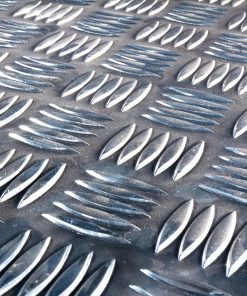 Aluminium-Riffelblech Quintett, präziser Zuschnitt, rutschfeste Oberfläche, ideal für Treppen, Böden und Verkleidungen.