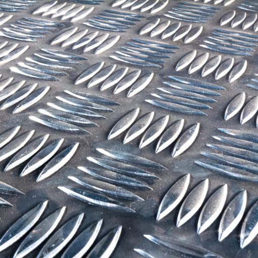 Aluminium-Riffelblech Quintett, präziser Zuschnitt, rutschfeste Oberfläche, ideal für Treppen, Böden und Verkleidungen.
