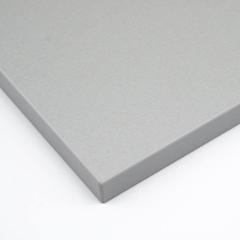 Fein strukturierte Dekorplatte mit einem gleichmäßigen Aluminiummuster und sauberer Kante.