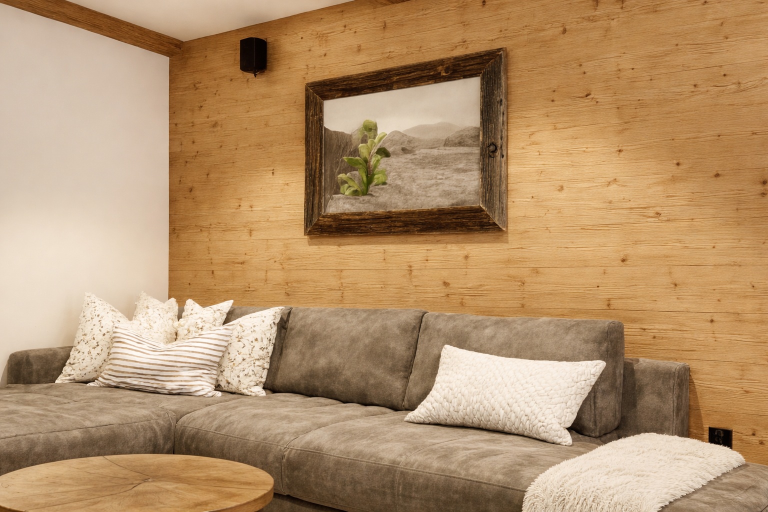 Altholz-Profilhölzer schaffen eine warme Wandfläche und unterstreichen die gemütliche Wohnatmosphäre.