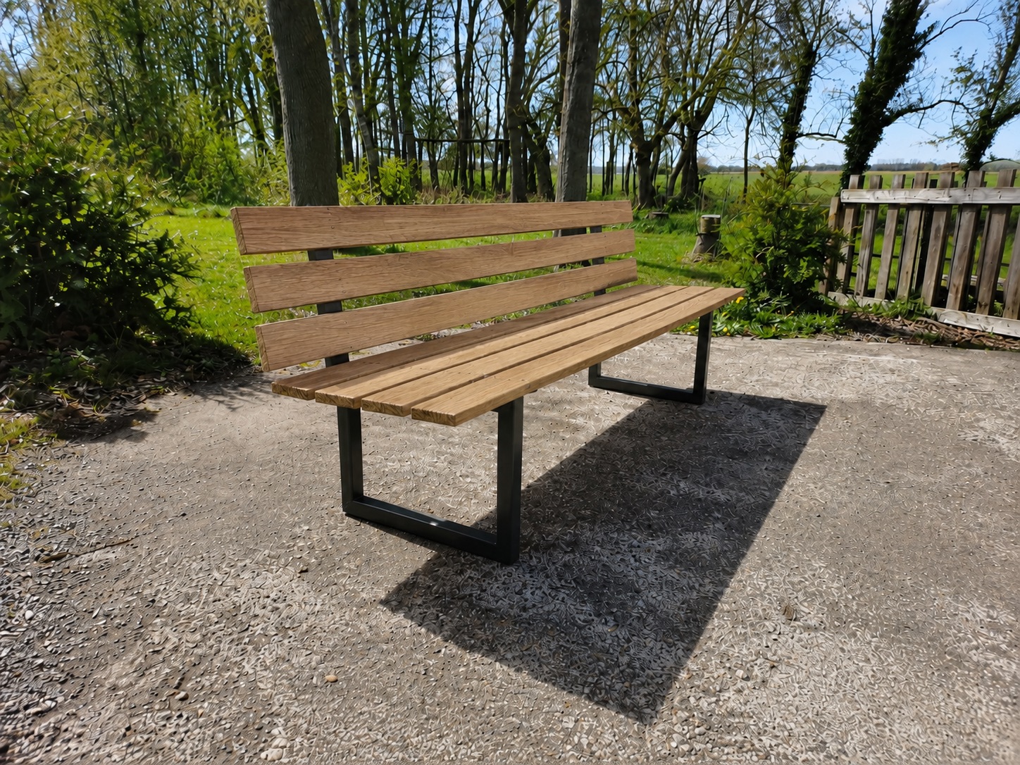 Bank im Garten aus Eichen-Altholz