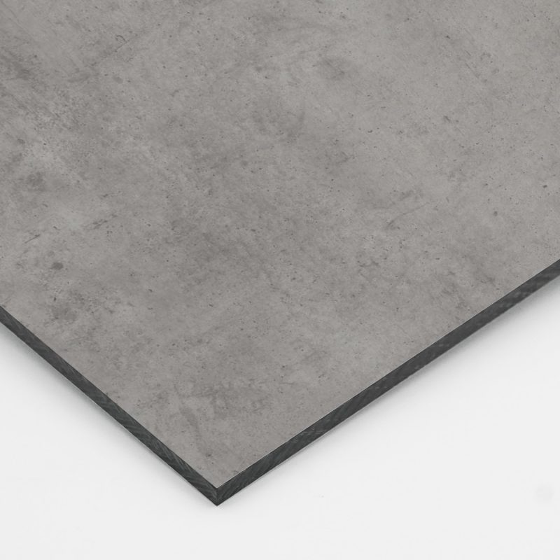 Eine HPL-Platte im Dekor Beton zeigt eine moderne Steinoptik und eine dunkle Kante.