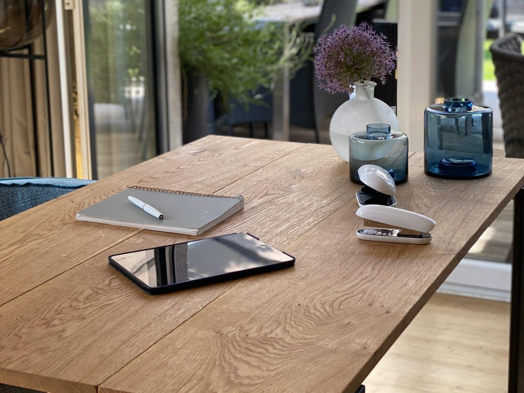 DIY-Vorbereitung auf Holztisch mit Notizbuch und Tablet.