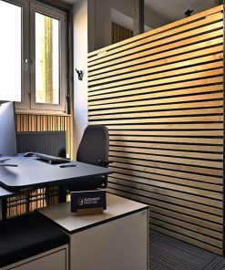 Ein Büro zeigt eine Wandverkleidung aus horizontalen Holzleisten im Innenraum.
