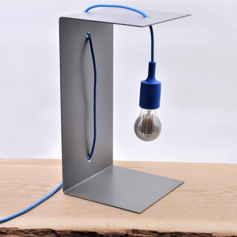 Ausgeschaltete DIY-Lampe aus Stahlblech.