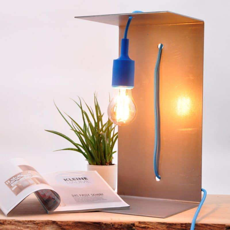 DIY-Lampe aus Stahlblech mit brennenden Licht.