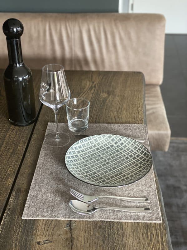 DIY-Esstisch aus maßgefertigter Eichenholzplatte mit Metallgestell, hochwertig verarbeitet und modern gestaltet.