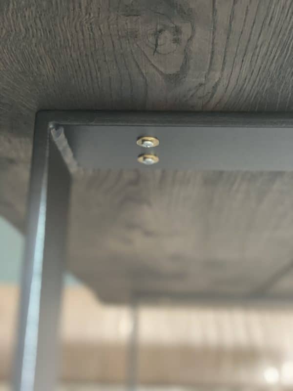 Tischunterseite mit verschraubtem Metallgestell.
