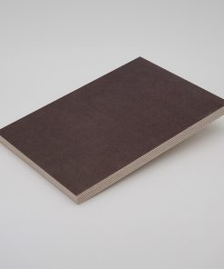 Draufsicht auf eine braunfarbige Siebdruckplatte.