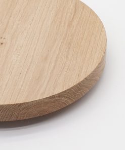 Draufsicht einer runden Tischplatte aus Eiche. Die Kante sowie Seite der Tischplatte ist auch zu sehen.
