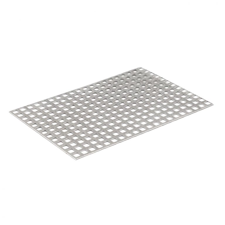 Quadratisch gelochtes Metallblech mit regelmäßiger Struktur.
