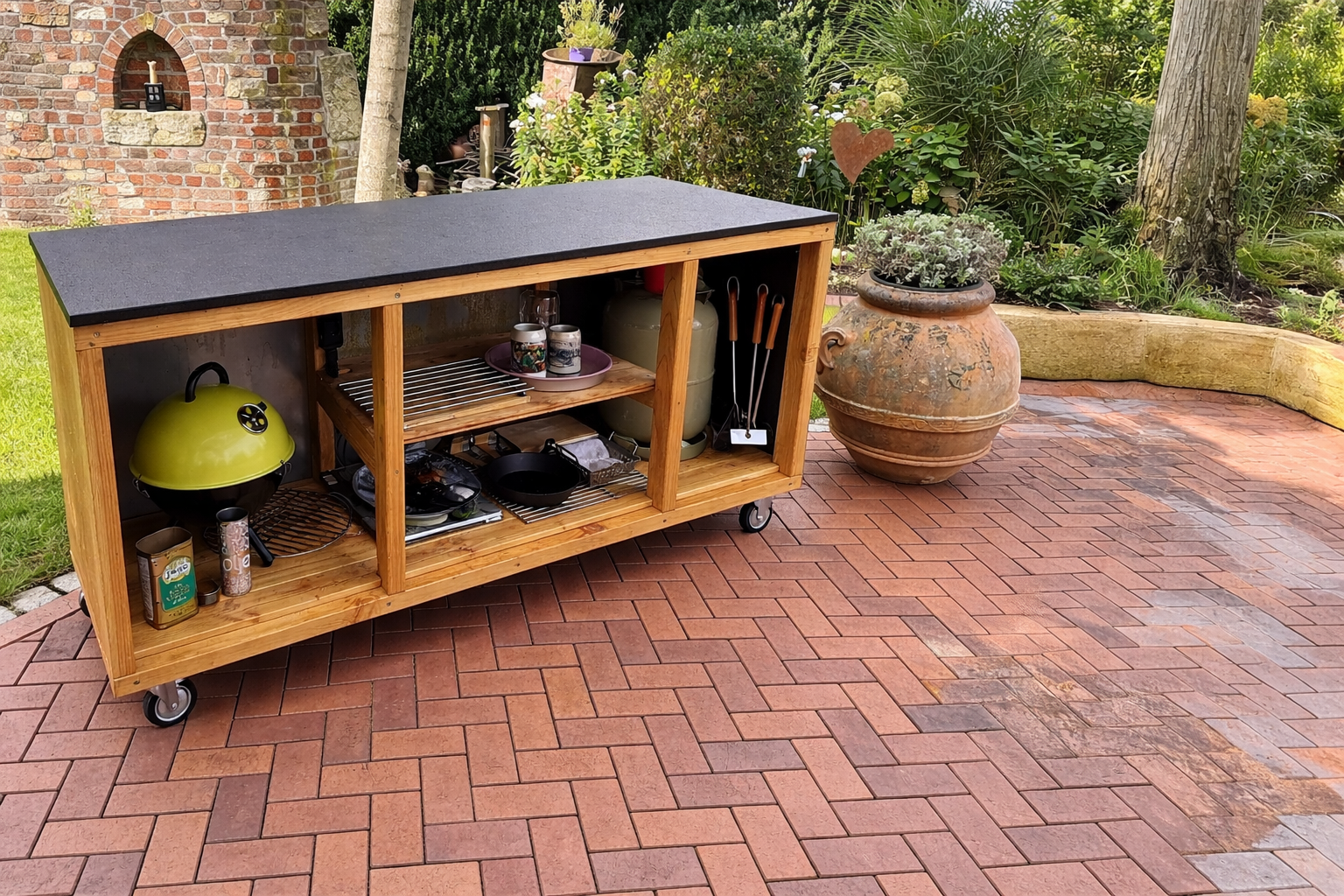 Diese mobile Outdoor-Werkbank zeigt, wie durchdachtes Design und robuste Materialien praktische DIY-Lösungen für den Alltag schaffen.