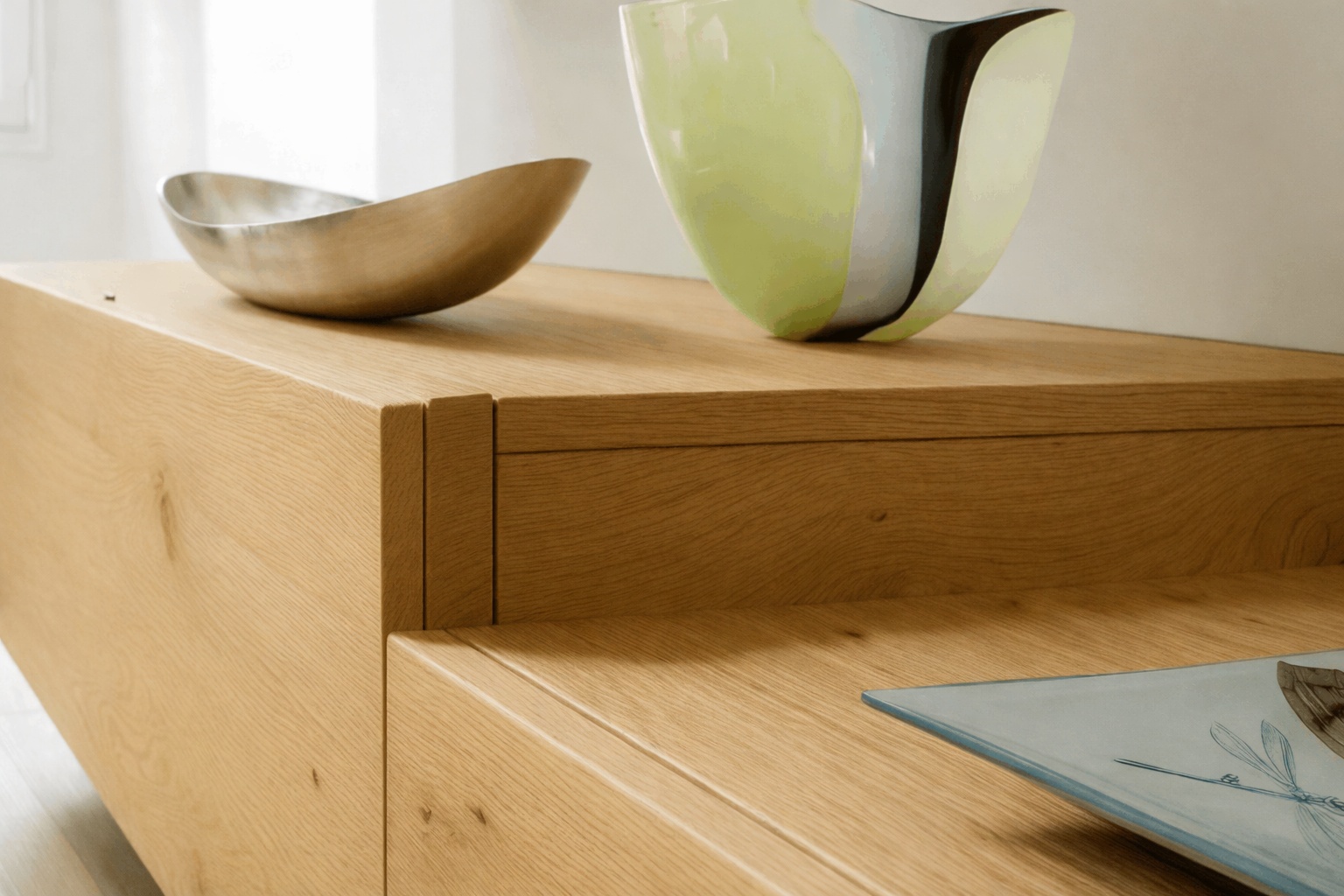 Ein Möbelstück zeigt Echtholz Furnierplatten mit sichtbarer Maserung und sauberer Kante.