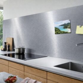 Moderne Wohnküche mit magnetischer Edelstahlrückwand im K240 Längsschliff.
