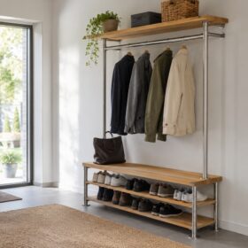 Eine Garderobe aus Rundrohr Edelstahl und Eiche steht in einem Eingangsbereich.