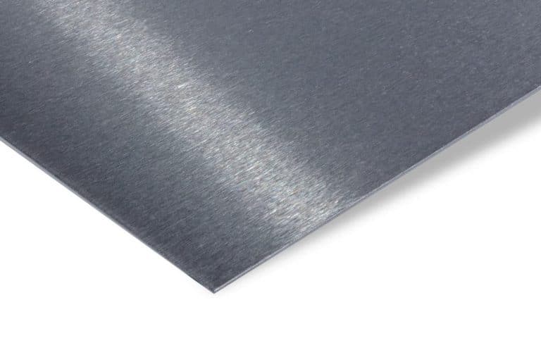 Gebürstetes V2A-Edelstahlblech mit glatter, silberner Oberfläche und feinem Schliffbild.