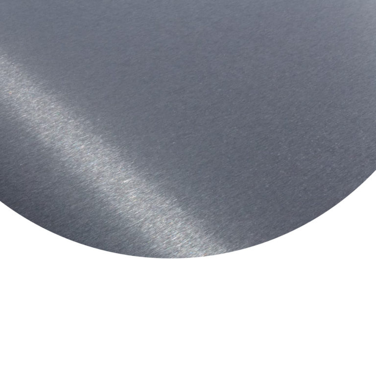 Detailaufnahme einer runden V2A-Edelstahlplatte mit gebürsteter Oberfläche und matter Struktur.