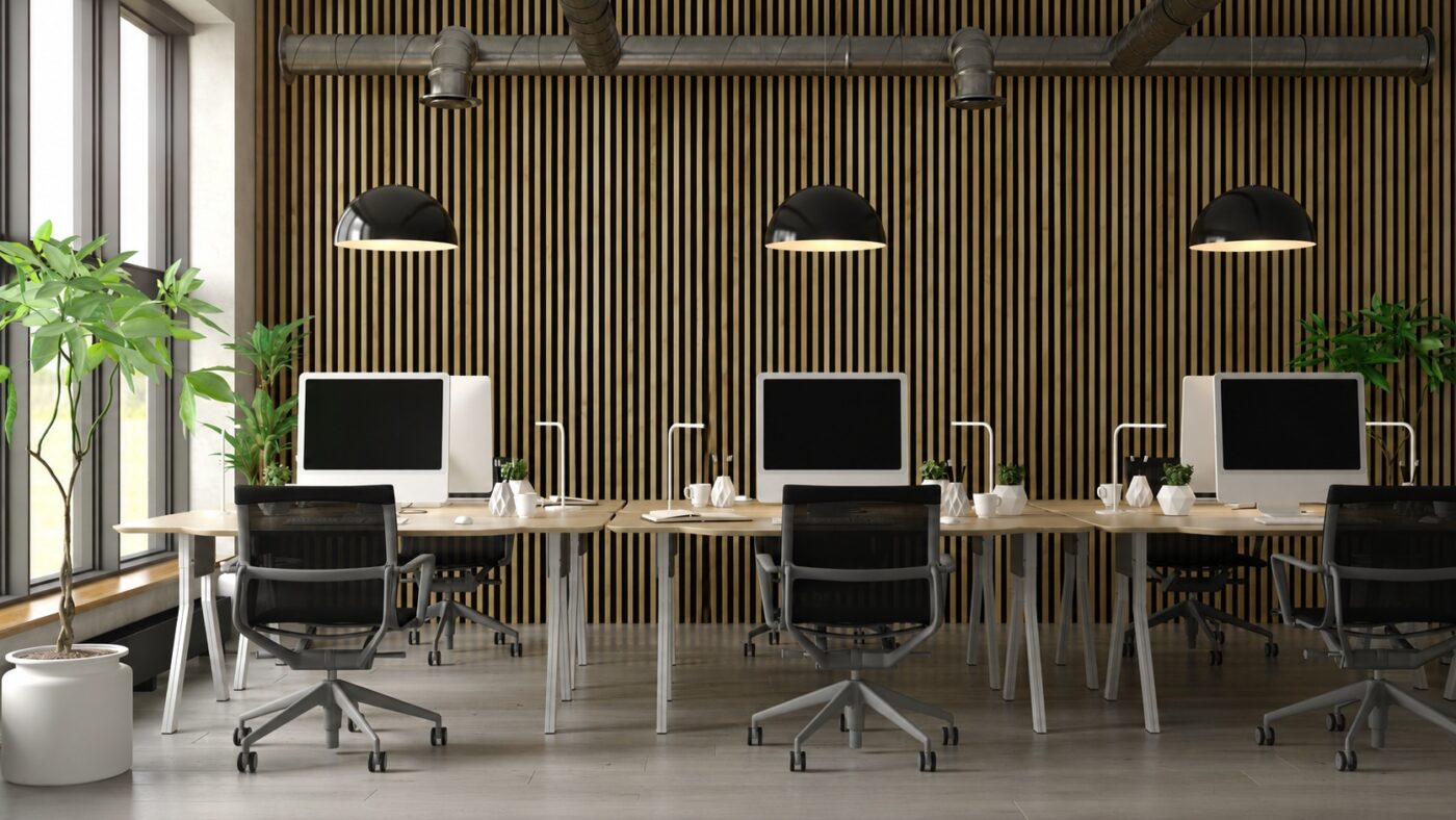 Eine Wandverkleidung aus Eichenleisten prägt ein modernes Büro.