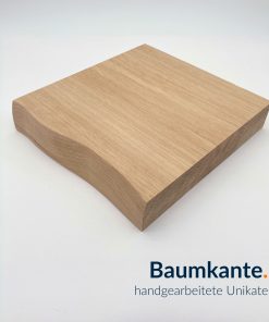 Eiche Massivholzplatte mit natürlicher Baumkante und charakteristischer Holzmaserung.