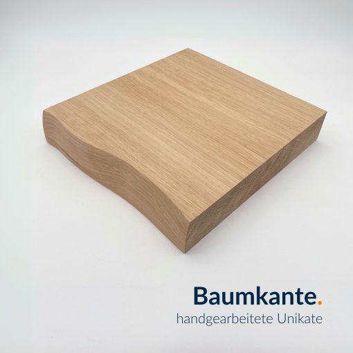 Eiche Massivholzplatte mit natürlicher Baumkante und charakteristischer Holzmaserung.