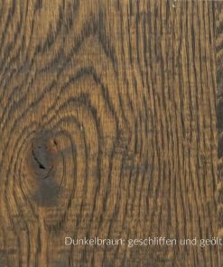 Dunkelbraun geölte Eiche Massivholzplatte mit sichtbarer Holzmaserung.