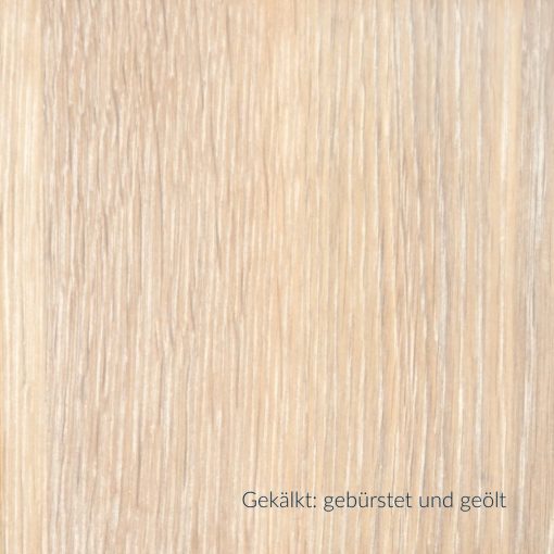 Gekälkte und gebürstete Eiche-Massivholzplatte mit betonter Holzmaserung.