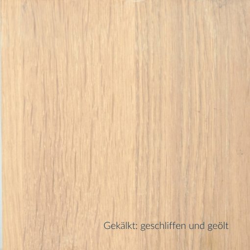 Gekälkte und geschliffene Eiche-Massivholzplatte mit betonter Holzmaserung.