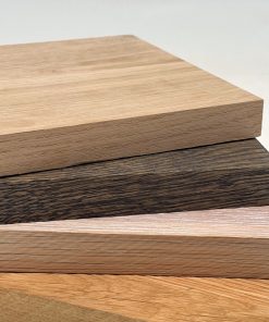 Eiche Massivholzplatten in unterschiedlichen Farbtönen, maßgefertigt für individuelle Projekte.​