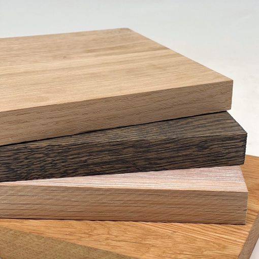 Eiche Massivholzplatten in unterschiedlichen Farbtönen, maßgefertigt für individuelle Projekte.​
