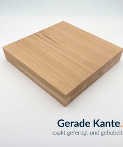 Eiche Massivholzplatte mit geraden, besäumten Kanten und glatter Oberfläche.
