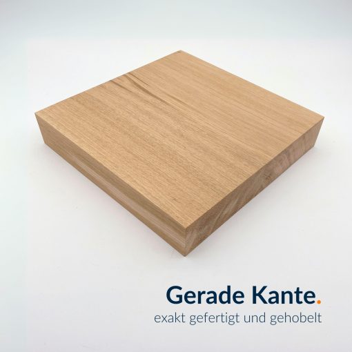 Eiche Massivholzplatte mit geraden, besäumten Kanten und glatter Oberfläche.