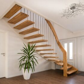 Freitragende Holztreppe mit geraden Stufen und filigranem Geländer im Wohnraum.