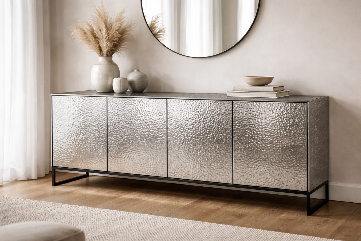 Ein Sideboard mit Hammerschlagoptik kombiniert strukturierte Metallflächen mit ruhigem, wohnlichem Interior.