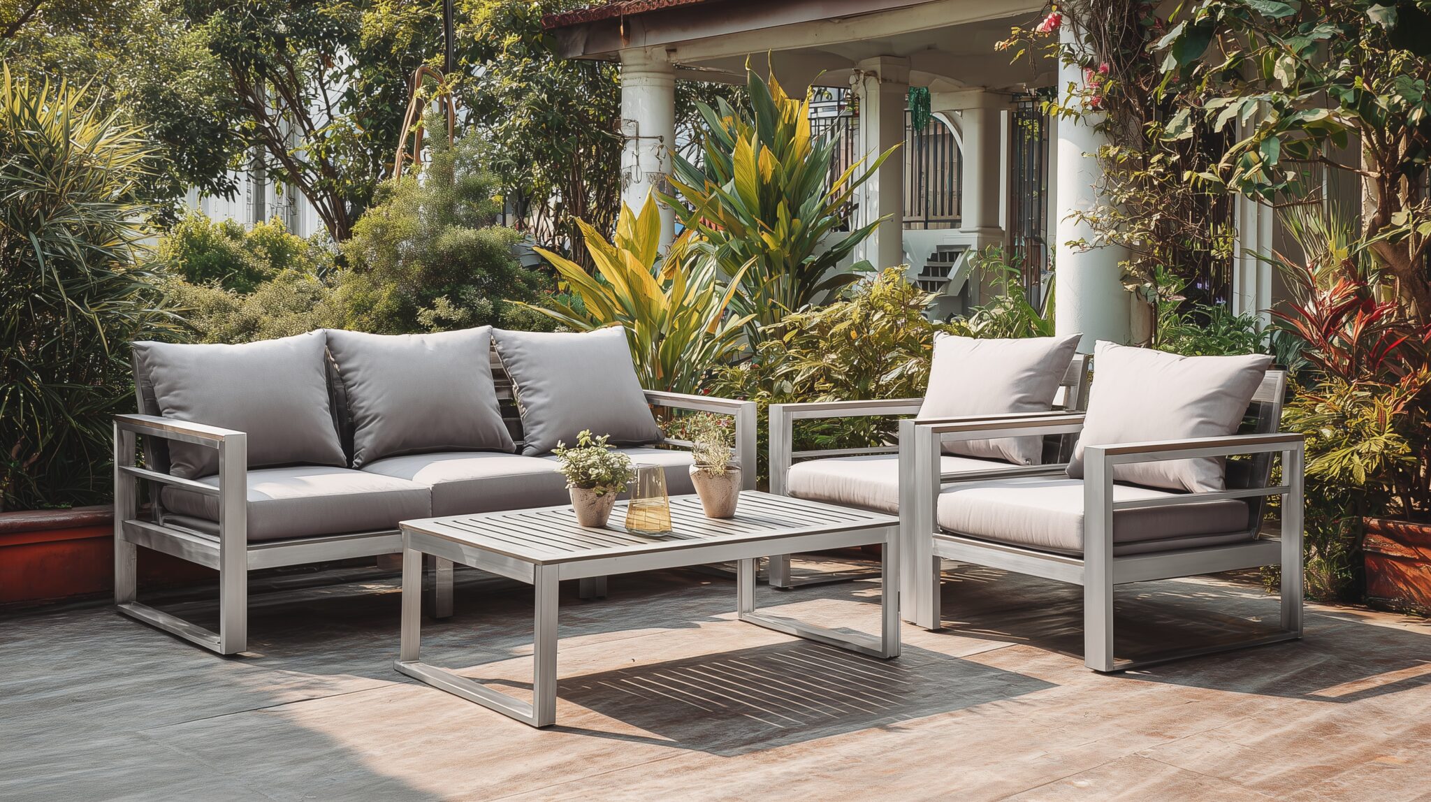 Eloxierte Aluminium-Terrassenmöbel mit wetterfester grauer Beschichtung.
