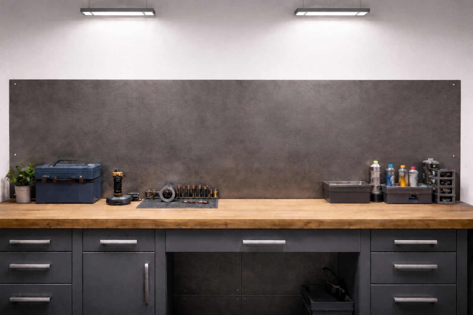 Eine große Spritzschutzwand aus entzundertem Stahlblech schützt die Wand vor Schmutz.