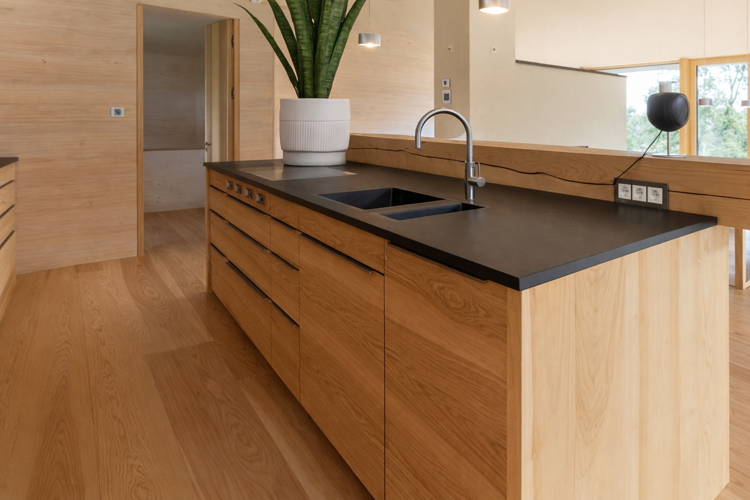 Esche Massivholz sorgt in der Küche für helle Natürlichkeit und eine ruhige, moderne Atmosphäre.
