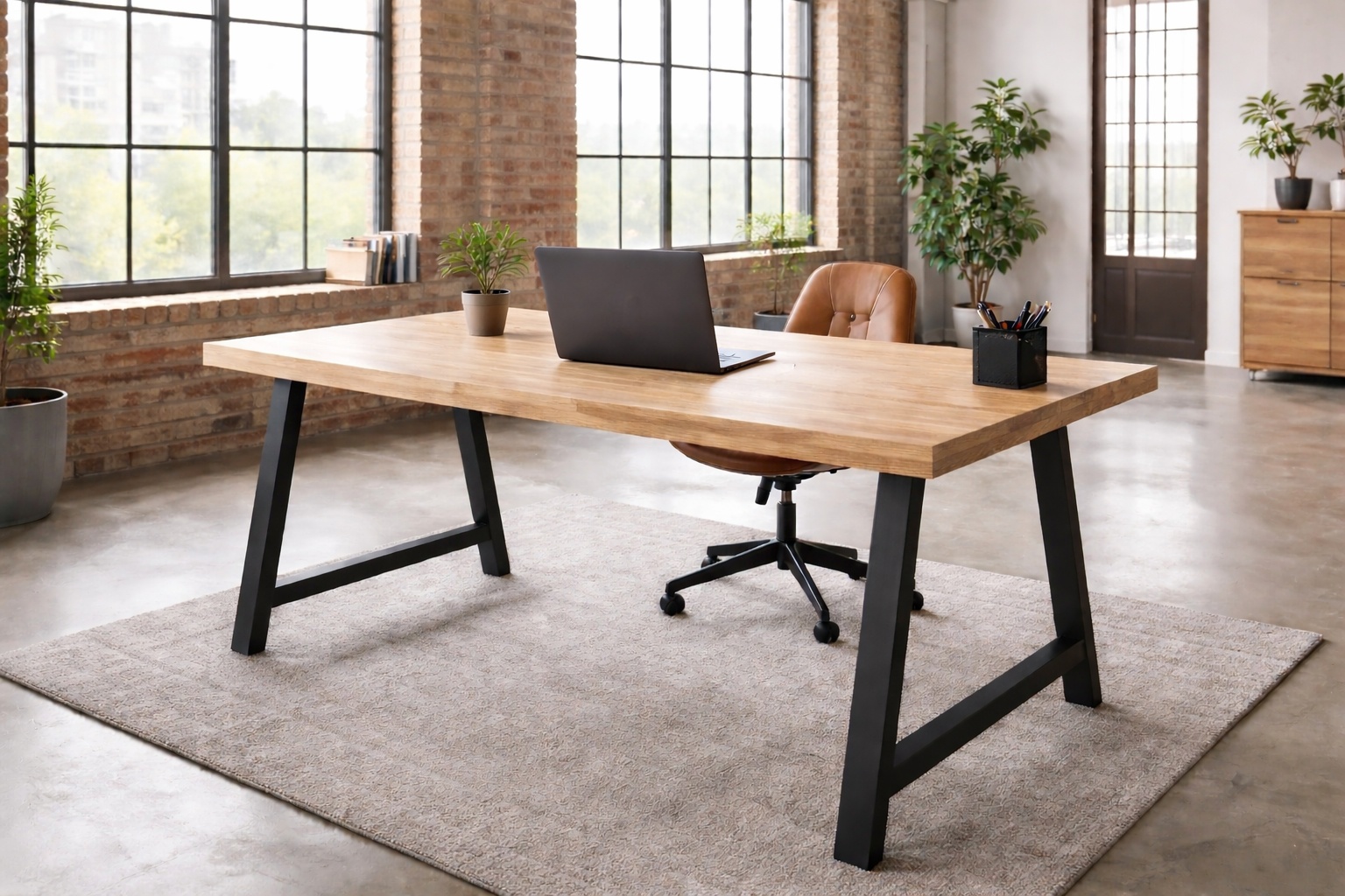 Ein Arbeitstisch aus Esche steht in einem offenen Loft.