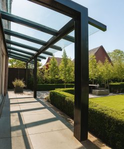 Terrassenüberdachung mit Floatglasplatten und schwarzem Metallrahmen.