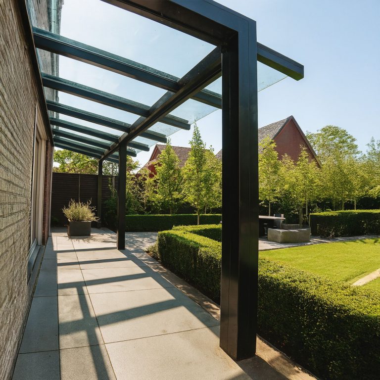 Terrassenüberdachung mit Floatglasplatten und schwarzem Metallrahmen.